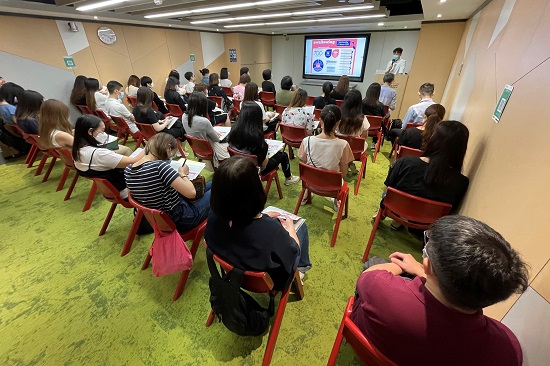 Mr. Eddie Lee, Senior Speech Therapist from Hong Kong Sheng Kung Hui Welfare Council Ltd. delivered a talk on the causes and management of dysphagia.