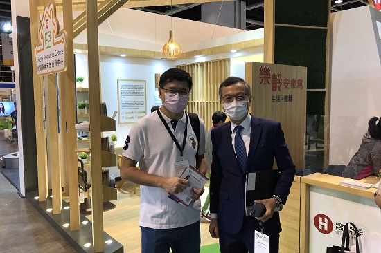 Dr. Tony Ko, Chief Executive of Hospital Authority (left) and Dr. Ching-Choi Lam, the Chairman of the Elderly Commission (right) visited our booth.