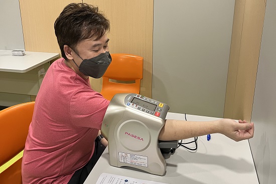 4. 參加者體驗了中心內最新的身體功能測試系統，測試心血管的健康。