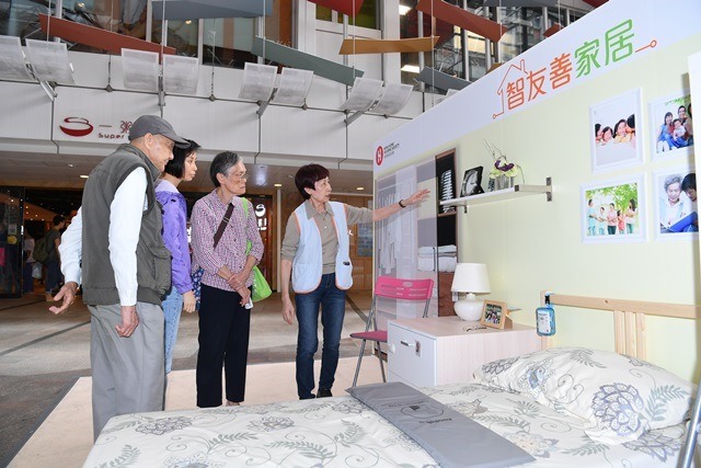 5.中心服務大使詳細向訪客講解「智友善」家居睡房的特色。