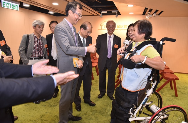 安老事務委員會主席林正財醫生都讚呢部「電動起立輪椅」好正！