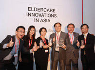 房協在新加坡舉行的「亞洲養老產業投資論壇」暨「亞太區創新老年照護項目大獎」頒獎禮上，憑著「長者安居樂」住屋計劃、「雋逸生活」及「房協長者安居資源中心」項目，勇奪「傑出創新老年照護服務大獎」。